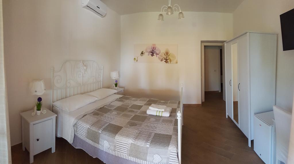 Bed And Breakfast La Corte Degli Ulivi Civitavecchia Szoba fotó