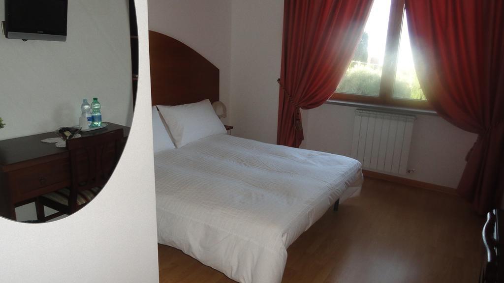 Bed And Breakfast La Corte Degli Ulivi Civitavecchia Szoba fotó